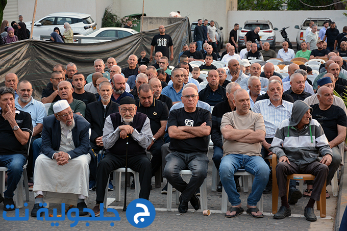اهالي جلجولية يؤدون صلاة عيد الاضحى في ساحة مسجد الروضة في جلجولية 